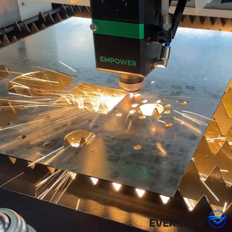 Kako laserski rezalni stroji dosežejo visoko natančno obdelavo: EVER VIEW Machinery razstavlja ključne procesne točke.